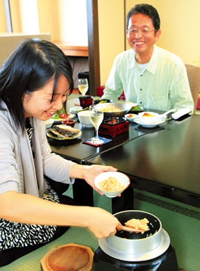 牡蠣釜飯には、錦水館契約栽培の桑田米を使用