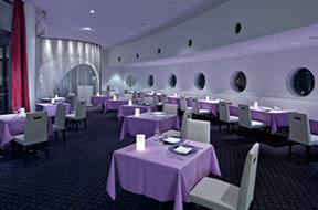 ウトコ内のレストラン「Bonne Peche」は、スタイリッシュなムードで、大人の美意識にフィット