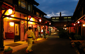 夕暮れの門前町は、提灯の火がともり、ひときわ美しく見える