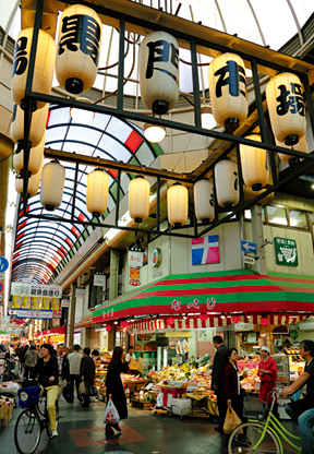 鮮魚店を中心に約170店舗が並ぶ黒門市場