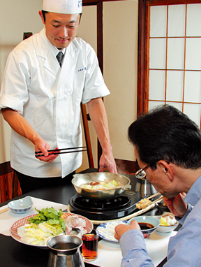 こじんまりとした落ち着く個室がメインの店内