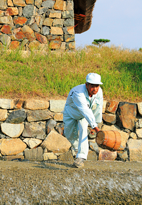 入浜式塩田で行う「潮かけ」