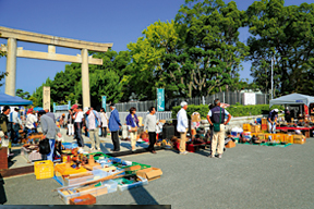 赤穂骨董市は赤穂大石神社駐車場で毎月15日に開催