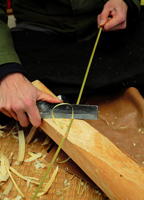 ナタで竹を削り、厚みをそろえて美しく仕上げる