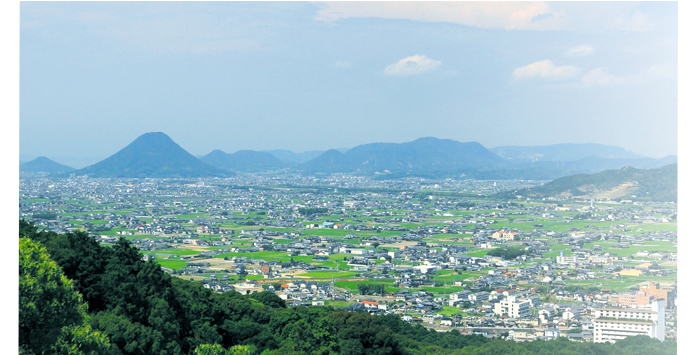 讃岐平野は地形がおだやかなので、瀬戸内海まで一望できる