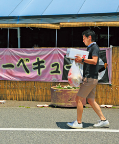 自分の好きな食材をどんどんカゴにのせていたら、あっという間にトロ箱いっぱいになってしまった。