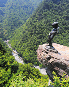 V字に深く切り込まれた祖谷渓はダイナミックで、神々しいばかりの美しさ。その断崖に立つ小便小僧との対比が面白い。