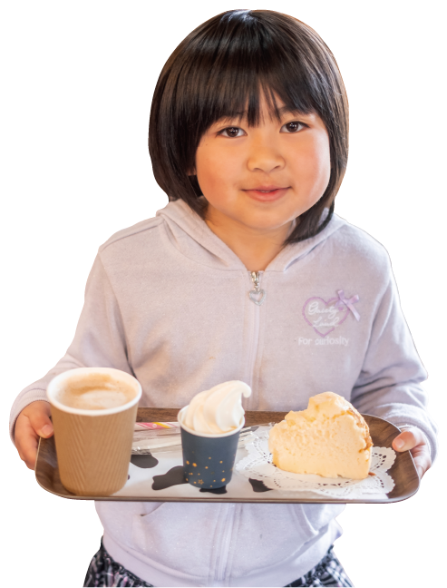 お孫さんの優笑（ゆら）ちゃんが運んでくれたのは、チーズケーキセット（850円）
