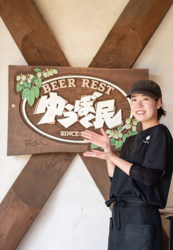 「自然のものを自然のままに、が私たちのモットー。ウッディな店内のインテリアも好評です」と上江洲店長