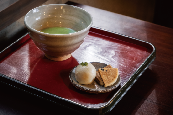 苔をイメージした饅頭、郷土菓子の唐饅、抹茶のセット（700円）