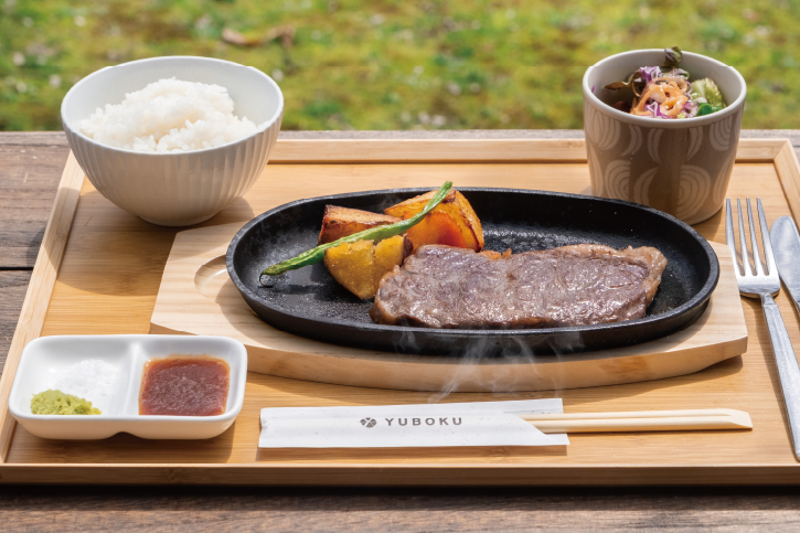 鉄板ステーキ各種が味わえる。写真は「はなが牛ロースステーキ」3,500円（サラダ・ライス付き）