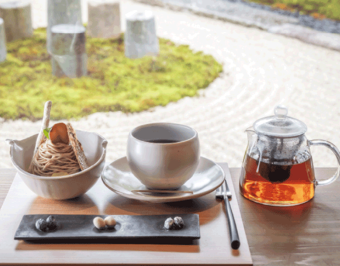 ODAGAKIモンブラン（1,500円）と黒豆茶（700円）。黒豆茶はアイスとホットが選べて、3種の黒豆菓子付き