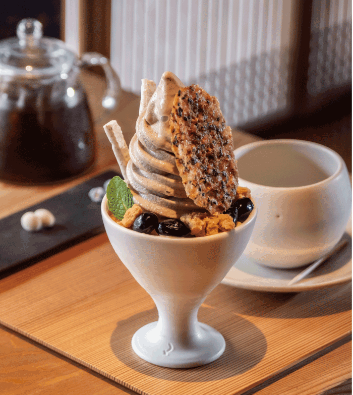 黒豆きなこのソフトクリームパフェ（1,200円）は、黒豆とチュイルがトッピングされており食べ応え満点