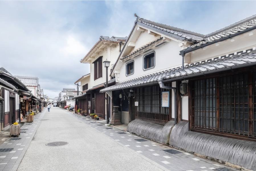 間口が狭く奥行きがある、江戸時代の妻入商家が軒を連ねる河原町妻入商家群は、国の重要伝統的建造物群保存地区。飲食や小売の店舗もあり、まち歩きを楽しめる