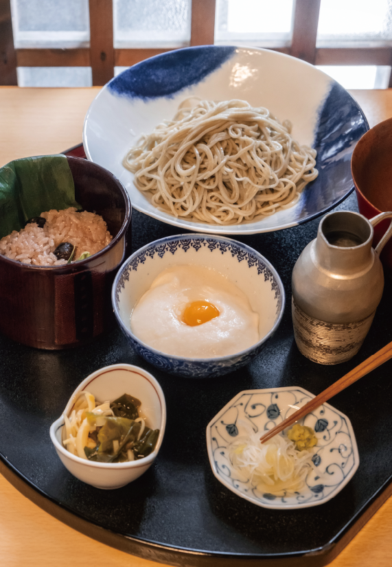 黒豆笹おこわ付きの「山の芋つけとろろ膳」（2,340円）。黒豆も山の芋も丹波篠山ならではの味わい。民藝風の店内の雰囲気も落ち着く