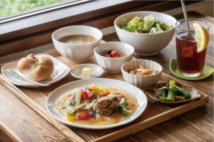 自家製の米や地元野菜たっぷりの「futabaランチ」（1,470円）。主菜は週替わり、自家製天然酵母パンはライスに変更可能。ドリンク付き