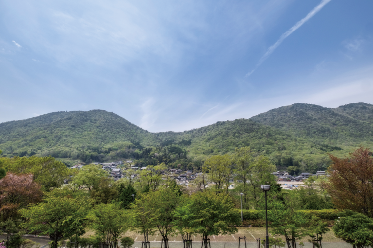 兵庫陶芸美術館では丹波焼をはじめ県内の陶磁器をコレクション・展示している。展望デッキから一望する立杭地区ののどかな風景も心に残る