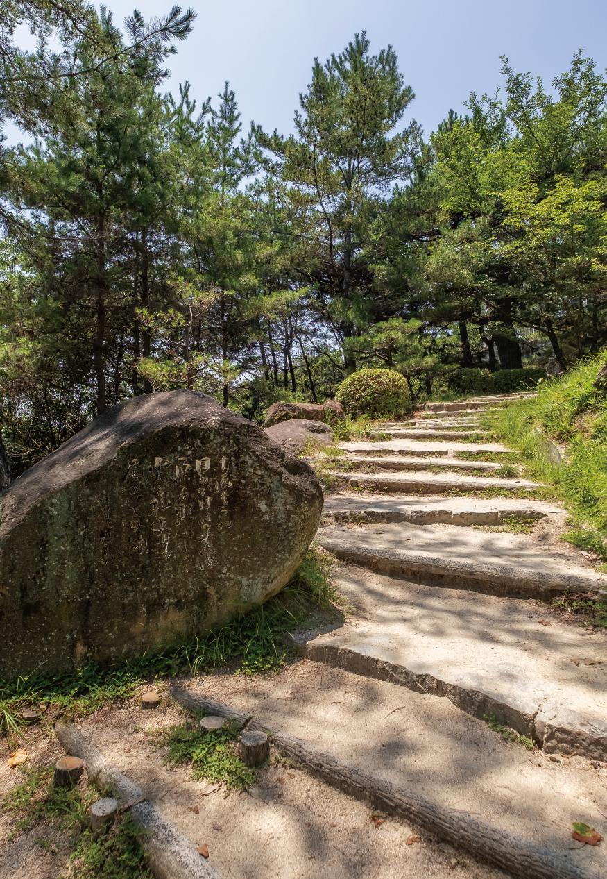 「日のかげは 青海原を照らしつゝ光る孔雀の尾の道の沖」という十返舎一九（じっぺんしゃいっく）の歌を刻んだ石碑 