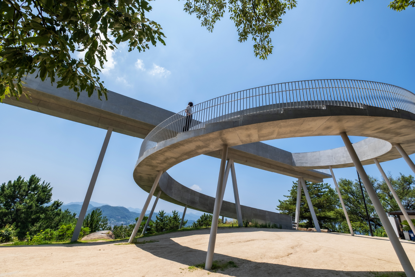 2022年にオープンした千光寺公園の展望台「PEAK（ピーク）」。日本遺産に認定されている尾道のまちなみを一望できる。ロープウェイ山頂駅とエレベーターで接続している