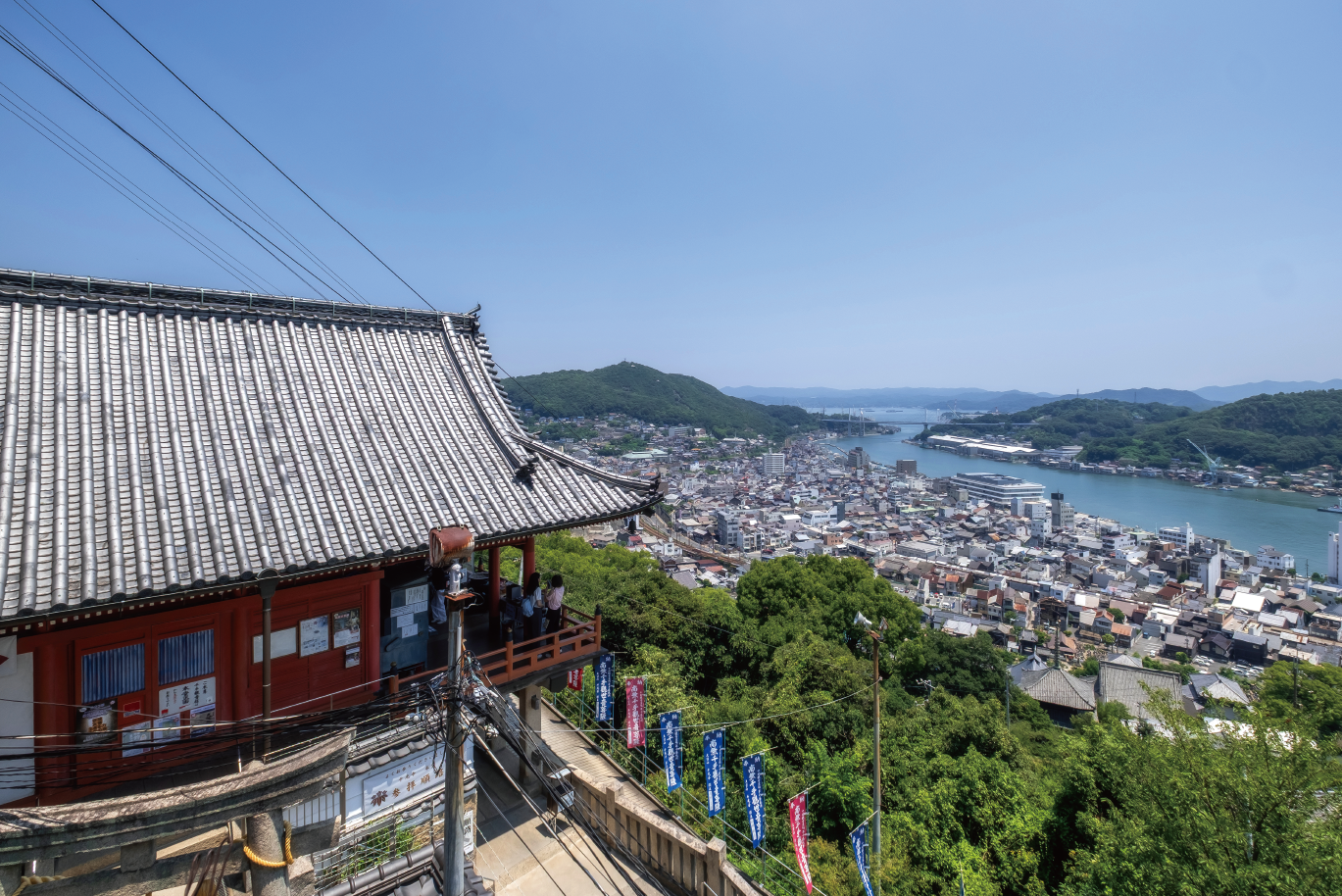 千光寺本堂の背後にあるくさり山の登り口から、本堂と市街地、尾道水道を眺める（なお山麓及び千光寺公園駐車場から徒歩でアクセス可能）