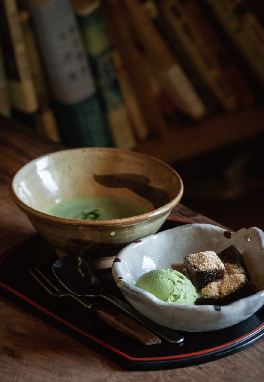 「黒糖寒天お抹茶セット（アイスクリーム付き）」（900円）は、黒糖のコクがやみつきになる美味しさ。ほろ苦い抹茶とのハーモニーを楽しんで