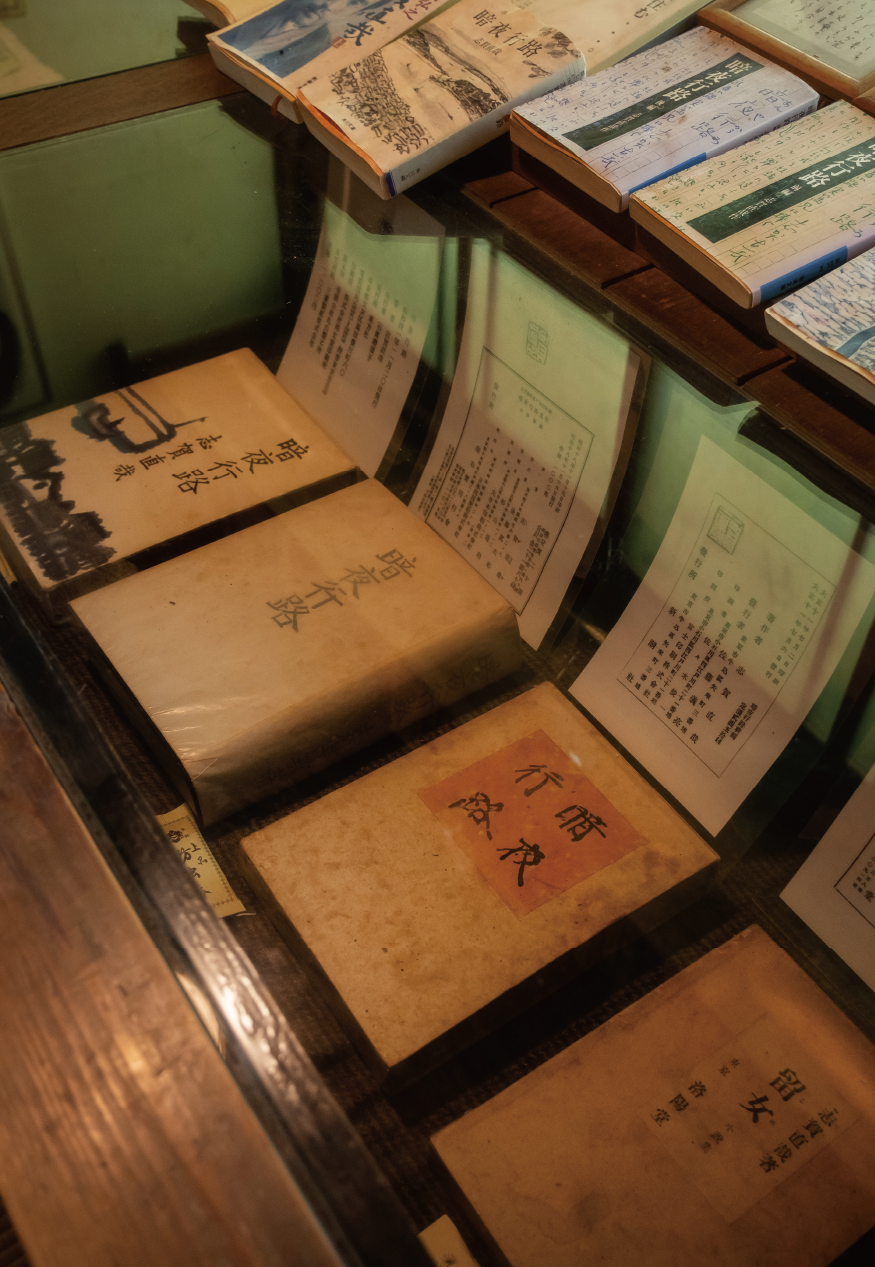 「おのみち文庫」の目玉は志賀直哉の初版本。他にも文学ファン垂涎（すいぜん）の書籍が並んでいる