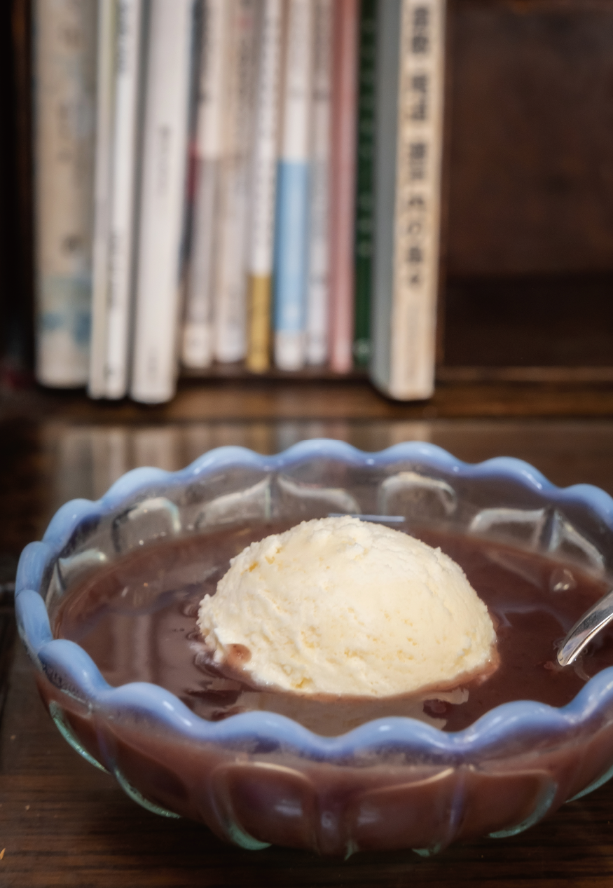 自家製の優しい甘みの冷たいぜんざいに、アイスを浮かべたクリームぜんざい（400円）