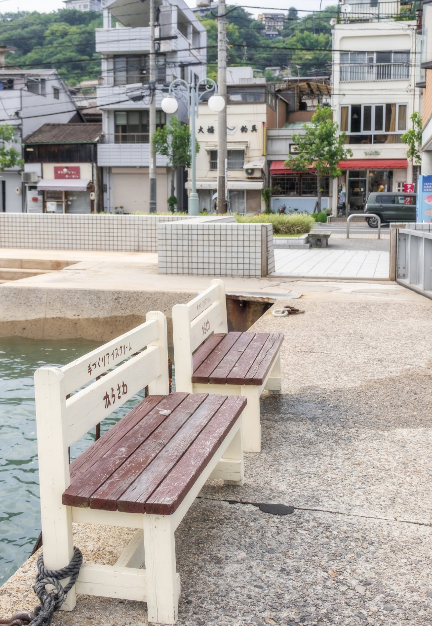 店を出て海に向かうと、通称「からさわベンチ」。先代オーナーが憩いの場を提供したいと設置したもので、ドラマのロケ地として有名に。テイクアウトしたアイスをここで食べたい
