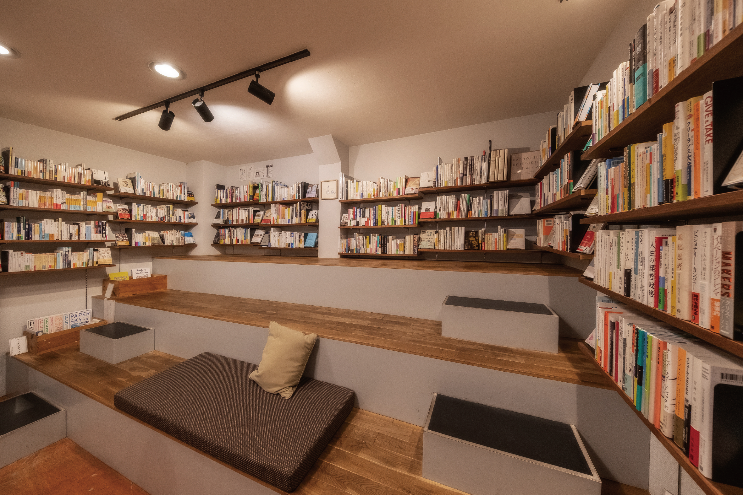 店の奥にある階段状の座席。気になる本は、座り読みして吟味することができる。このスペースでイベントが行われることも
