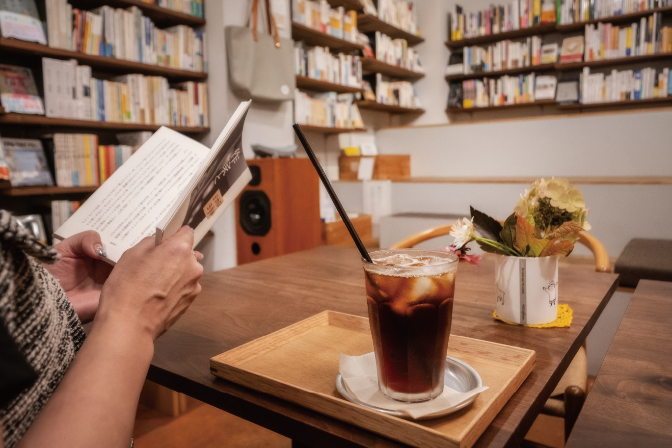 カフェコーナーでは、コーヒーやお菓子を提供。購入した本とともに、ゆっくりと過ごす人も多い