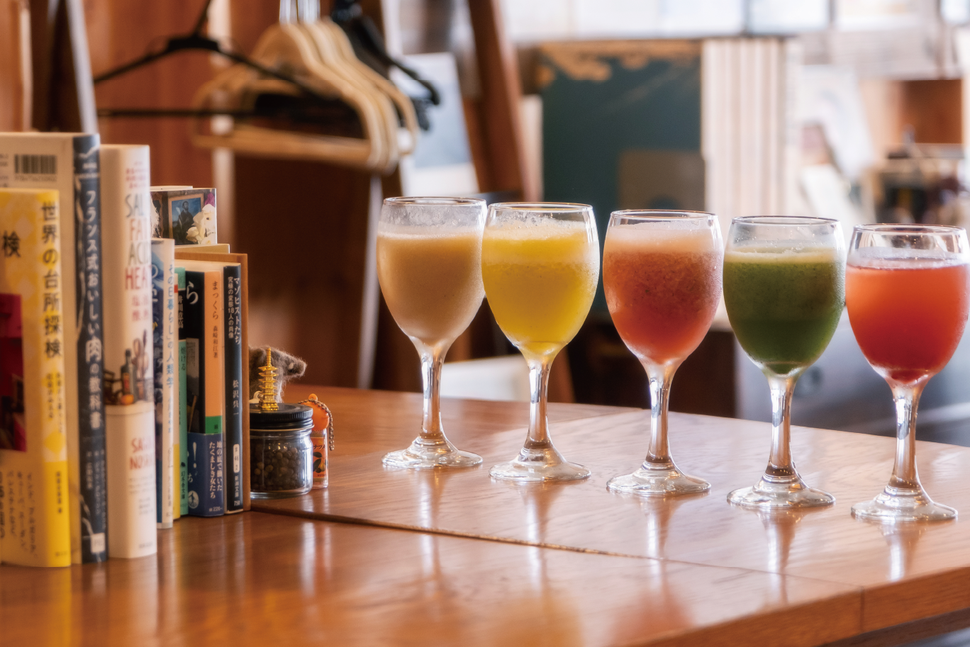 注文を受けてから季節の野菜や果物を搾る「季節の生フルーツカクテル（ノンアルコール）」（各700円） 