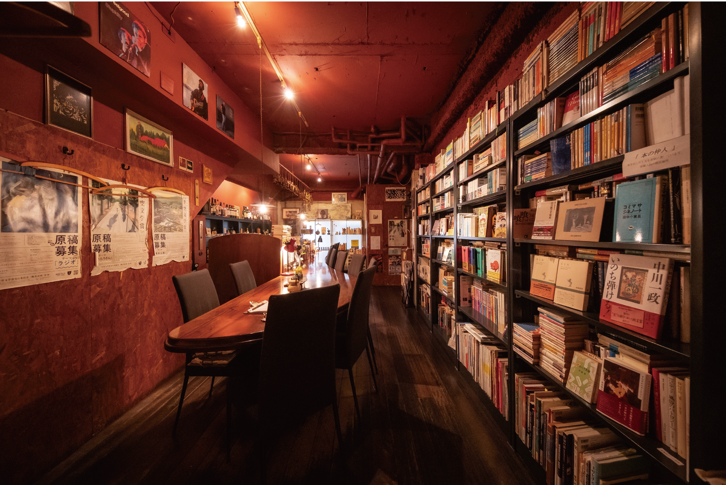 客席はカウンターのみ。ひとりで訪ねて、コーヒーを片手に本を読み、音楽に耳を傾けるのは至福のとき