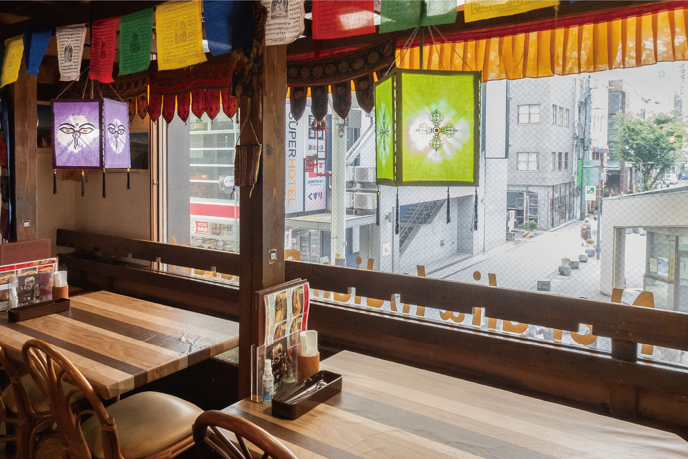 常磐町商店街と田町商店街が交わるビルの2階、開業からは20年以上が経つ。インドやネパールの本場の味わいを求めて、地元のビジネスパーソンらで賑わう