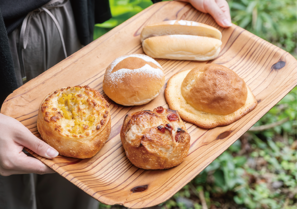 ゆずあんぱん（291円）やぼうしぱん（260円）などのソフト系と、クランベリーバター（345円）などハード系をバランスよく扱っている。イートインコーナーでは、香り高いコーヒーと一緒に味わうこともできる