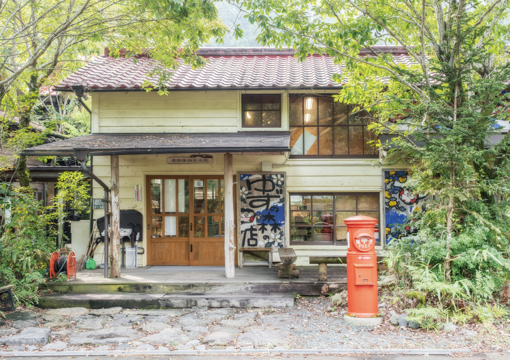 赤いポストが目をひくのは、農産品と加工品を扱っている直売所