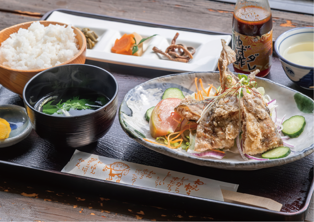 立ち寄り入浴可能な温泉宿。レストランのみの利用も可能。食事には安田川の幸や土佐ジローなど、地元の食材がふんだんに使われている