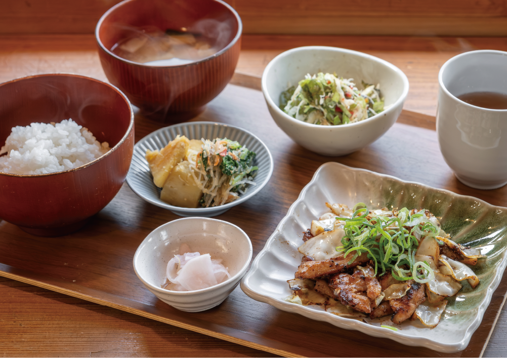 大阪で飲食店を経営していた中村武志さんは、地域おこし協力隊員として北川村へ。現在は妻の奈美さんと慎太郎食堂を切り盛りしている。武志さんは茶道裏千家の師範でもあり、抹茶もメニューに取り入れている