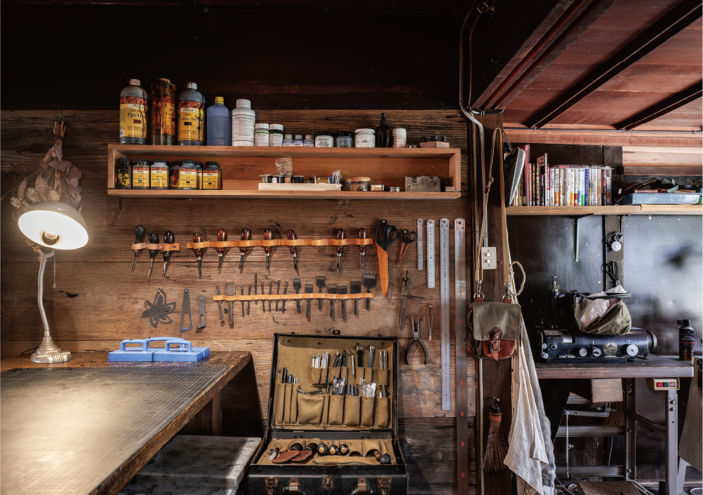 渋谷さんが大切に使っている道具類が整然と並ぶ工房