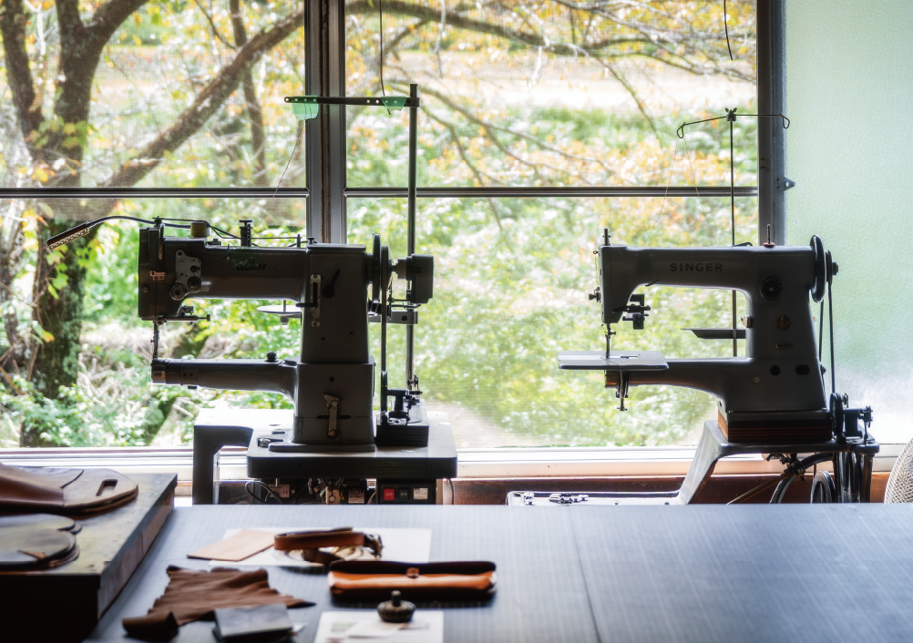 鹿革の製品はミシン縫いで仕上げる。「ふと手を止めて、窓の外の景色を眺めるとき、この地に来てよかったと思います」