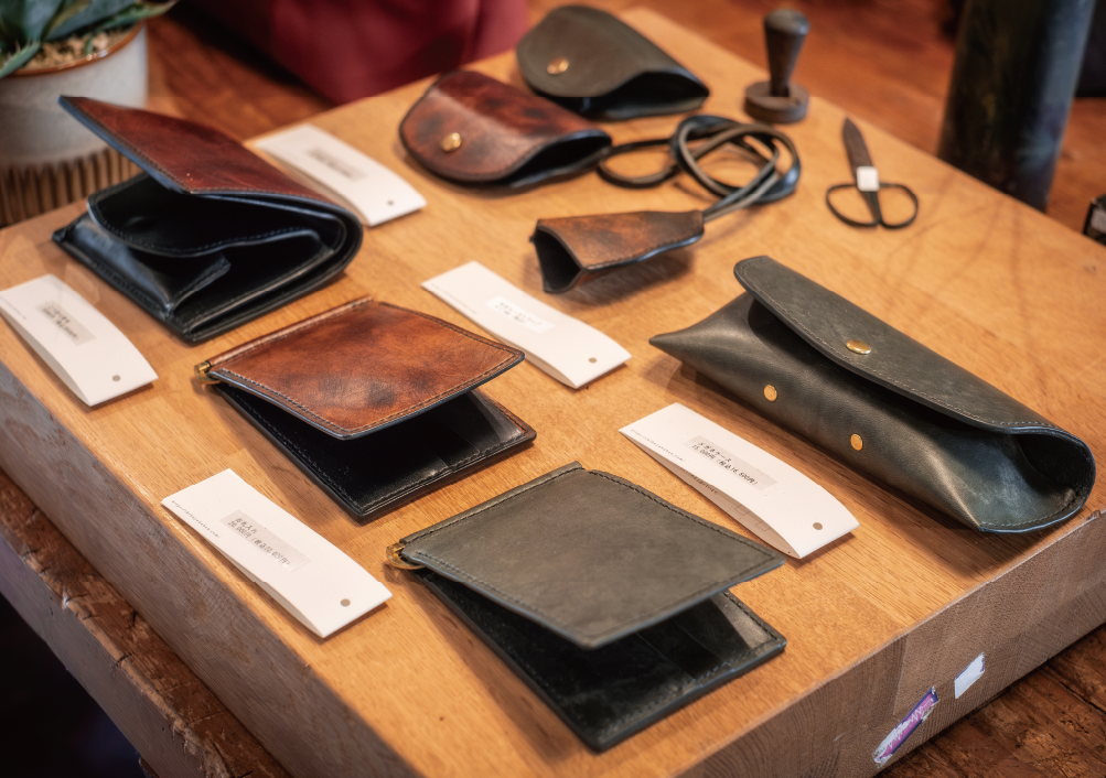 財布やコインケース、名刺入れ、メガネケースなど牛革の小物