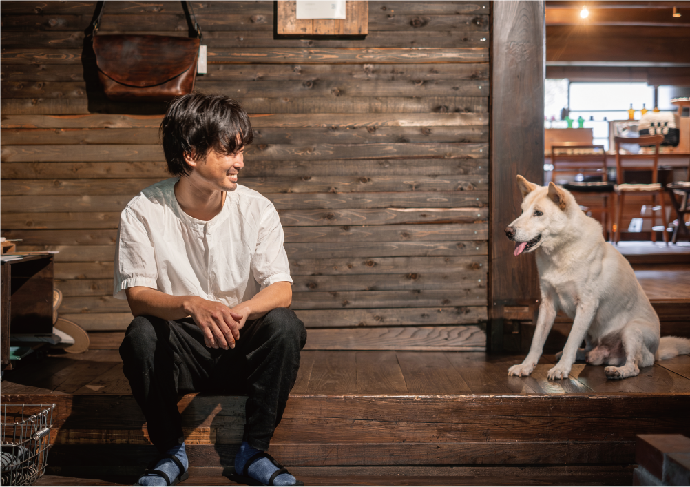 工房には渋谷さんが集めたアンティーク雑貨が置かれており、一部は販売も行っている