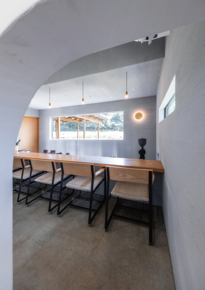 外観に焼杉を施し、イートインスペースは茶室風のしつらえ。和モダンを体現した空間でいただくハンドドリップのコーヒーや香り豊かな抹茶など、ドリンクにもこだわりあり