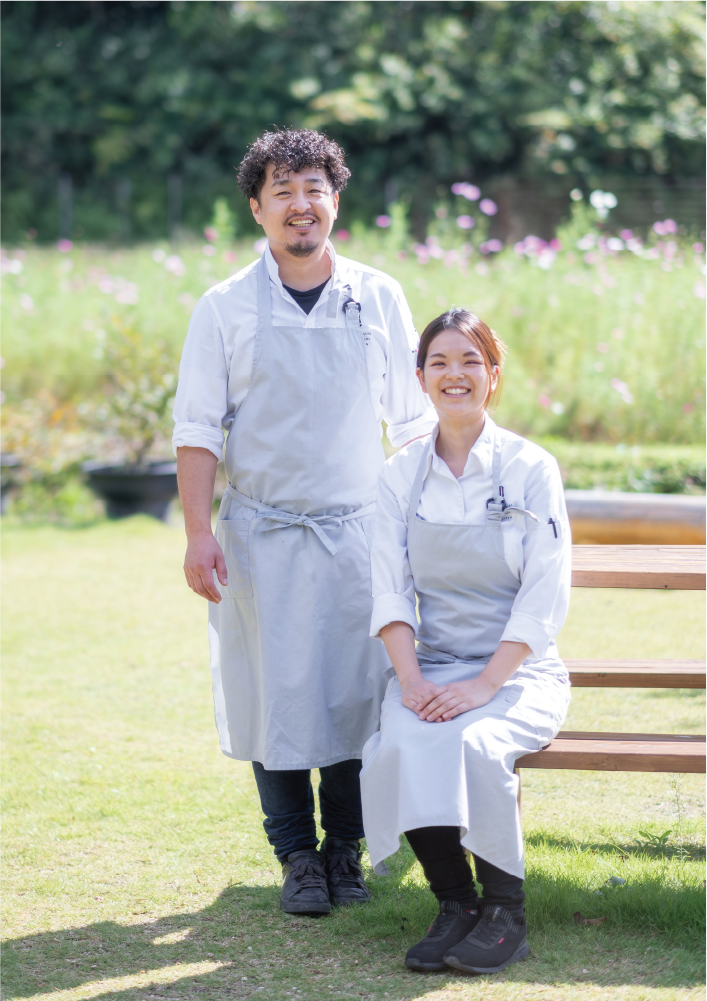 「僕にとって、村の景色は特別なものではなく、当たり前にあるもの。それが感じられる場所にしたい」と話す小林さん。隣にはともに店を切り盛りする妻の紗希さん