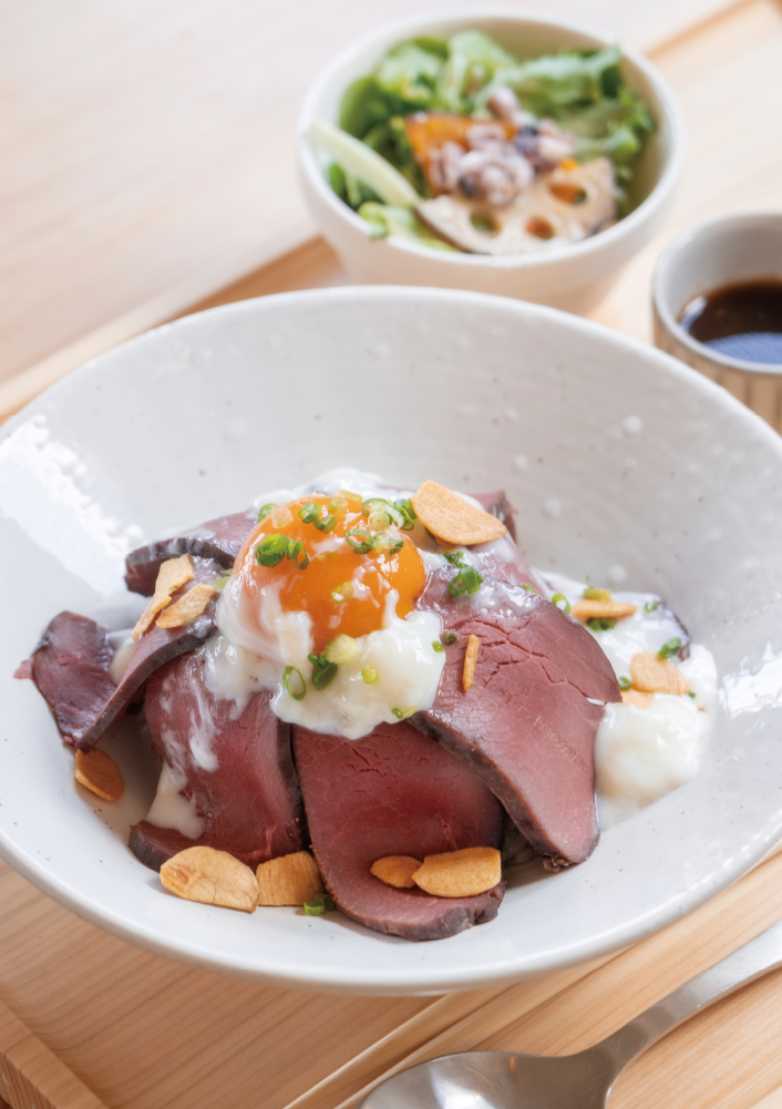 低温調理でじっくりと火を通した「森のジビエ鹿肉のロースト丼」はスープバーとサラダ付きで1,390円(ショップの商品例はP18「山森めぐみの おみやげ瀬戸内」)