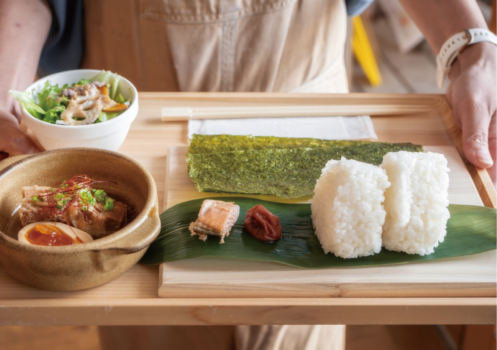 「あわくら源流米おむすびランチ」(1,290円)。ピカピカの西粟倉産のお米をおむすびに。シンプルだけど最高に体が喜ぶメニュー(副菜は取材時のもの)