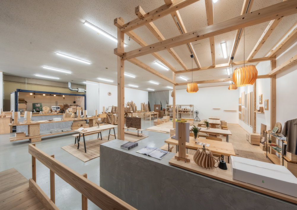 木の香りに満たされた木材ショップ。おむすび型など、実用性の高いキッチン用品も並ぶ