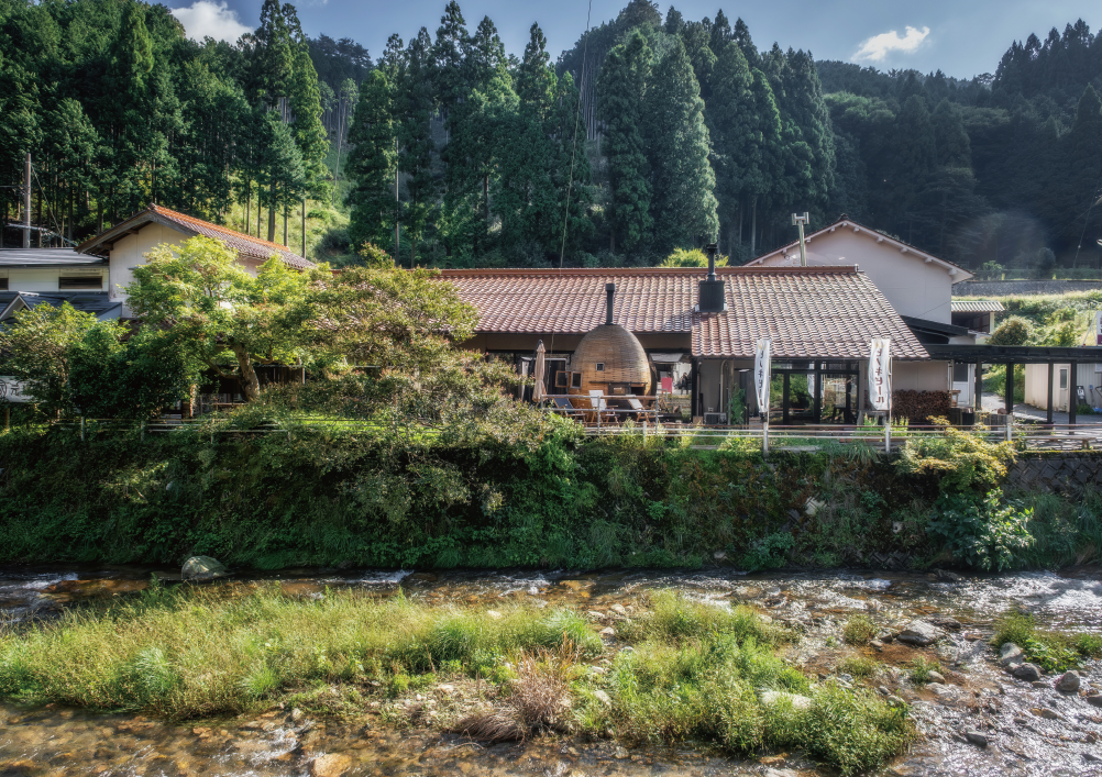 別名は「温泉ゲストハウス」。村民に愛されてきた共同浴場に新たな価値をプラスして、魅力的な施設が生まれた