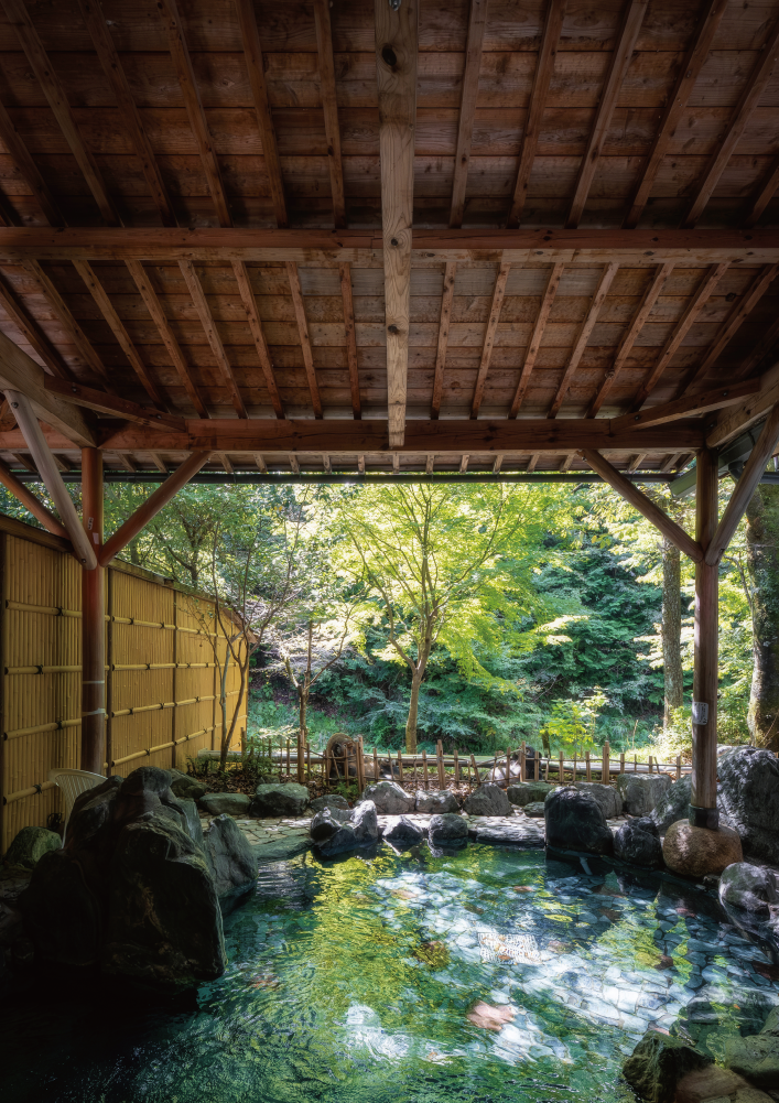 塩谷川に面した露天風呂は、四季の風情を味わえるのが魅力。冬は雪見露天を楽しめることも
