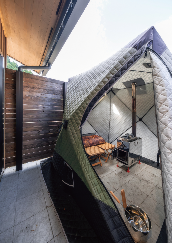 テラスにはプライベートサウナがあり、薪ストーブの炎でテント内をじんわり温める