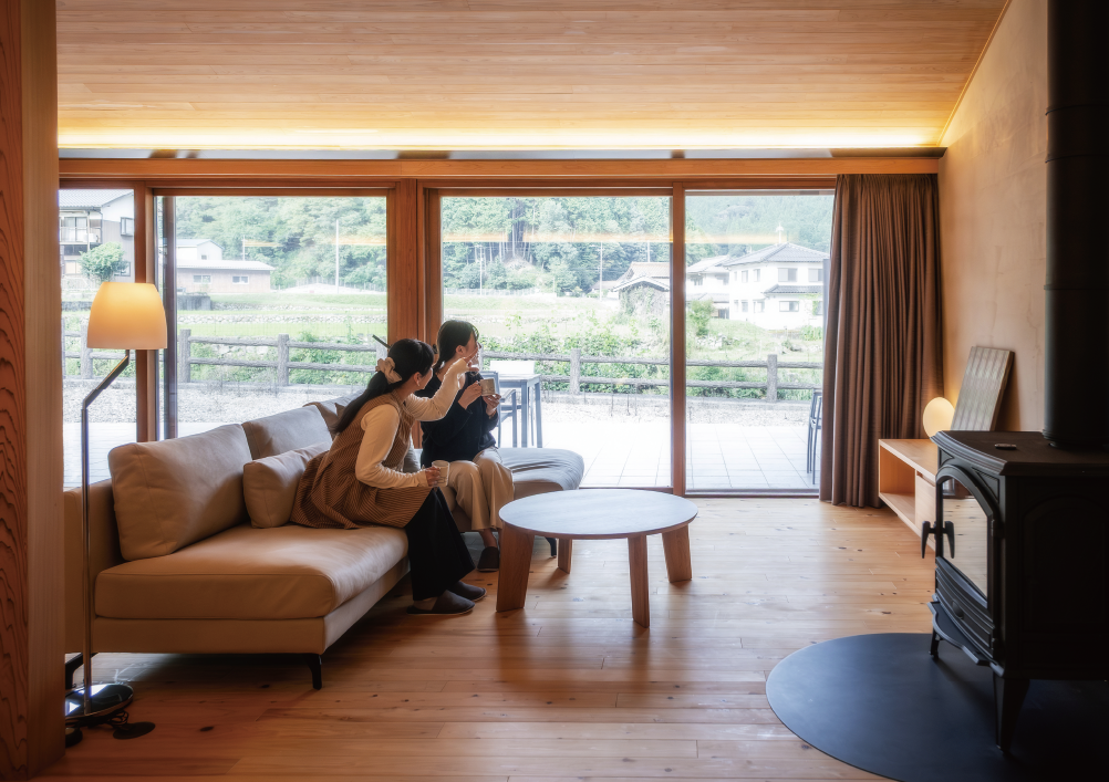 広々としたゲストルーム。別荘感覚で過ごすことができると評判。薪ストーブの温もりに包まれてくつろぎたい